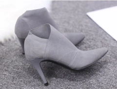 Bota Feminina Cano Curto Elegante com Fenda no Tornozelo Jessy.