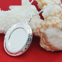 Colar Relicário Oval de Prata 925, Colar Haley de Colocar Foto. - Clube das Coisas - Tudo para Você ficar mais Linda e Sexy