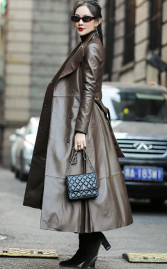 Sobretudo Mega Longo Marrom de Couro Charlotte. - comprar online