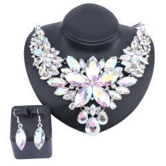 Colar com flor de cristal grande, Gargantilha de cristal com flor grande Beka.