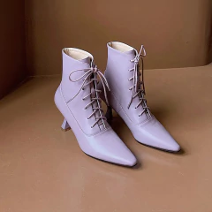 Bota de couro Ankle com Cadarço Cruzado e Salto Alto Quadrado Biby. - comprar online