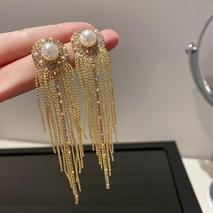 Brinco Redondo com Perola e Fios em Cascata de Strass Clara.