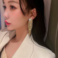 Brinco Redondo com Perola e Fios em Cascata de Strass Clara. - Clube das Coisas - Tudo para Você ficar mais Linda e Sexy