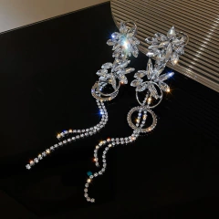 Brinco Longo com Flores Estilo Cristal e Fio de Cascata Emilly. - Clube das Coisas - Tudo para Você ficar mais Linda e Sexy