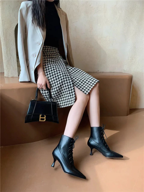 Bota de couro Ankle com Cadarço Cruzado e Salto Alto Quadrado Biby.