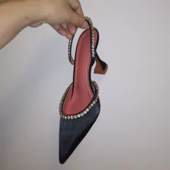 Sandália de salto alto com detalhe em strass Isa. - comprar online