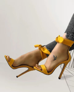 Sandália de Salto Alto de Camurça, Sandália Novo Designer com lacinho. na internet