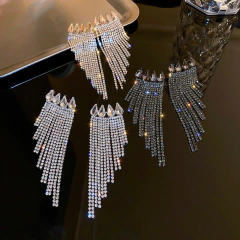 Imagem do Brinco com Gota e Fios em Cascata de Strass Chloe.