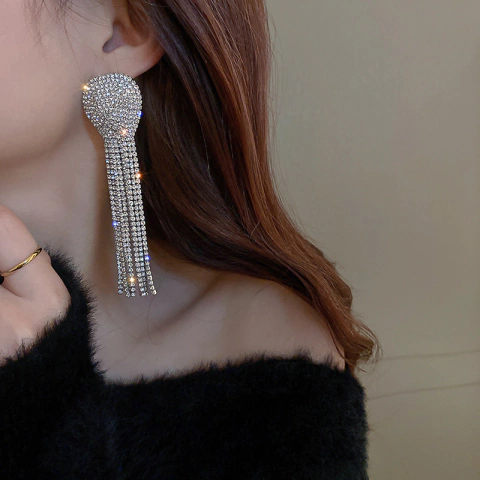 Brinco Longo de Cascata Estilo Jade Picon, Brinco Longo de Strass Hope.