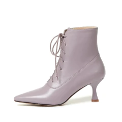 Bota de couro Ankle com Cadarço Cruzado e Salto Alto Quadrado Biby.