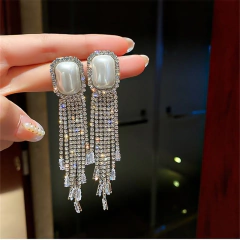 Brinco Quadrado com Perola e Fios em Cascata de Strass Candence. - loja online