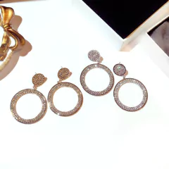 Brinco de argola Grande com Strass Wendy. - loja online