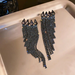 Imagem do Brinco com Gota e Fios em Cascata de Strass Chloe.