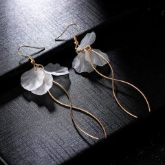 Imagem do Brinco de flor de Pétalas Branca Lilian.