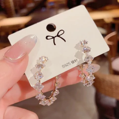 Brinco de Argola de Strass, Brinco de Strass Mandi. - loja online