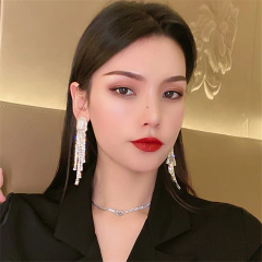 Brinco Quadrado com Perola e Fios em Cascata de Strass Candence. - comprar online