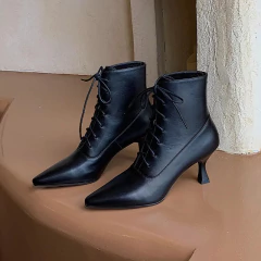 Bota de couro Ankle com Cadarço Cruzado e Salto Alto Quadrado Biby. - comprar online