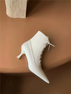 Imagem do Bota de couro Ankle com Cadarço Cruzado e Salto Alto Quadrado Biby.