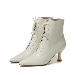 Bota de couro Ankle com Cadarço Cruzado e Salto Alto Quadrado Biby. na internet