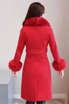 Casaco Helena Longo Chic com Gola Peluda.