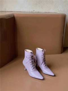 Bota de couro Ankle com Cadarço Cruzado e Salto Alto Quadrado Biby.