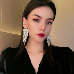 Brinco de Coração Longo com Cascata de Strass Mary. na internet