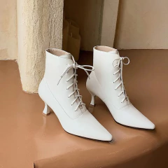 Bota de couro Ankle com Cadarço Cruzado e Salto Alto Quadrado Biby. - comprar online