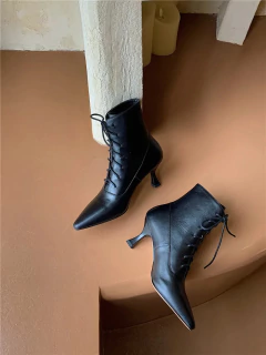 Bota de couro Ankle com Cadarço Cruzado e Salto Alto Quadrado Biby.