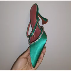 Sandália de salto alto com detalhe em strass Isa.