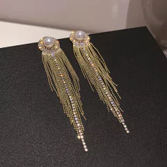 Brinco Redondo com Perola e Fios em Cascata de Strass Clara. - comprar online