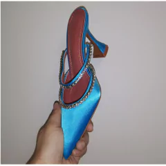 Sandália de salto alto com detalhe em strass Isa. - comprar online