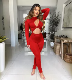 Macacão Julia, macacão Sexy com blusinha de manga e decote, macacão Sensual.