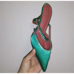Sandália de salto alto com detalhe em strass Isa.