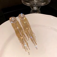 Imagem do Brinco Redondo com Perola e Fios em Cascata de Strass Clara.