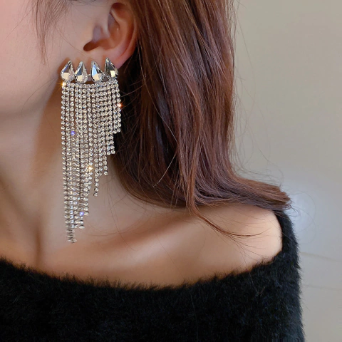 Brinco com Gota e Fios em Cascata de Strass Chloe.