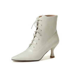 Bota de couro Ankle com Cadarço Cruzado e Salto Alto Quadrado Biby. - Clube das Coisas - Tudo para Você ficar mais Linda e Sexy