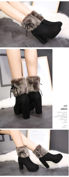 Bota cano curto com pelo Salto Alto Quadrado de luxo Ankle.