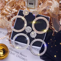 Brinco de argola Grande com Strass Wendy. - loja online