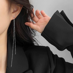 Brinco Longo de Prata 925 Design Criativo Assimétrico Briana. na internet