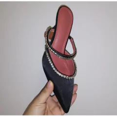 Sandália de salto alto com detalhe em strass Isa.