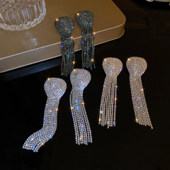 Imagem do Brinco Longo de Cascata Estilo Jade Picon, Brinco Longo de Strass Hope.