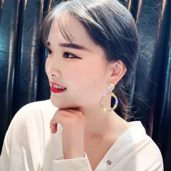 Brinco de argola Grande com Strass Wendy. na internet