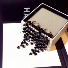 Brincos Scarlett com pedras pretas elegantes.