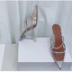 Sandália de salto alto com detalhe em strass Isa. na internet