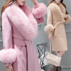 Imagem do Casaco Helena Longo Chic com Gola Peluda.