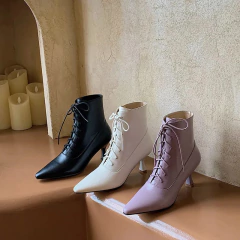 Bota de couro Ankle com Cadarço Cruzado e Salto Alto Quadrado Biby. na internet