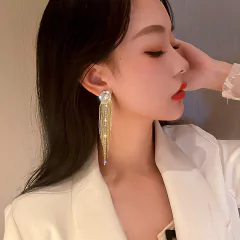 Brinco Redondo com Perola e Fios em Cascata de Strass Clara.