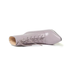 Bota de couro Ankle com Cadarço Cruzado e Salto Alto Quadrado Biby. - loja online