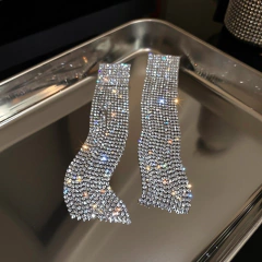 Brinco Retangular Longo de Strass, Brinco Longo Cascata de Strass Brigeth. - Clube das Coisas - Tudo para Você ficar mais Linda e Sexy