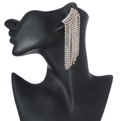 Imagem do Brinco Longo em Cascata de Strass Emy.